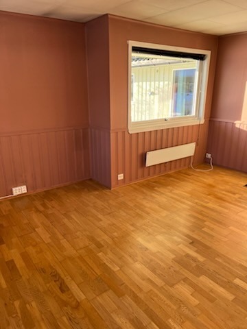 Stuen har 2 store vinduer